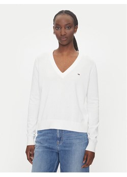 Tommy Jeans Sweter Essential DW0DW19888 Biały Regular Fit ze sklepu MODIVO w kategorii Swetry damskie - zdjęcie 183706385