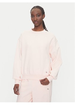 Calvin Klein Jeans Bluza LV047B238G Różowy Regular Fit ze sklepu MODIVO w kategorii Bluzy damskie - zdjęcie 183706405
