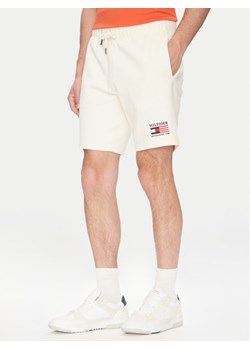 Tommy Hilfiger Szorty sportowe American MW0MW39862 Écru Regular Fit ze sklepu MODIVO w kategorii Spodenki męskie - zdjęcie 183706439