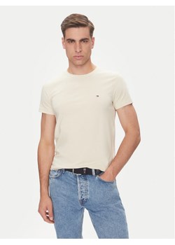 Tommy Hilfiger T-Shirt MW0MW10800 Beżowy Slim Fit ze sklepu MODIVO w kategorii T-shirty męskie - zdjęcie 183706449