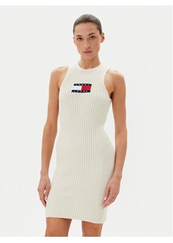 Tommy Jeans Sukienka dzianinowa DW0DW20877 Écru Slim Fit ze sklepu MODIVO w kategorii Sukienki - zdjęcie 183706508