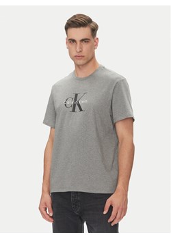 Calvin Klein Jeans T-Shirt Hero Monologo LV04RB862G Szary Regular Fit ze sklepu MODIVO w kategorii T-shirty męskie - zdjęcie 183706539