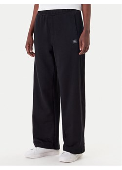 Calvin Klein Jeans Spodnie dresowe LV047C249G Czarny Regular Fit ze sklepu MODIVO w kategorii Spodnie damskie - zdjęcie 183706577