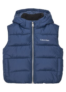 Calvin Klein Jeans Bezrękawnik IB0IB02535 M Niebieski Regular Fit ze sklepu MODIVO w kategorii Kamizelki chłopięce - zdjęcie 183706626