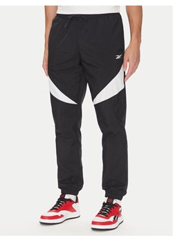 Reebok Spodnie dresowe 100223963 Czarny Regular Fit ze sklepu MODIVO w kategorii Spodnie męskie - zdjęcie 183724977
