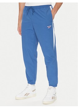 Reebok Spodnie dresowe 100215278 Niebieski Regular Fit ze sklepu MODIVO w kategorii Spodnie męskie - zdjęcie 183725089