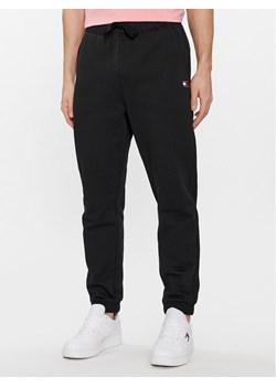 Tommy Jeans Spodnie dresowe Badge DM0DM18355 Czarny Regular Fit ze sklepu MODIVO w kategorii Spodnie męskie - zdjęcie 183725537