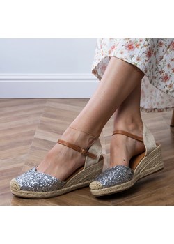 Srebrne sandały brokatowe na koturnie srebrny ze sklepu ButyModne.pl w kategorii Espadryle damskie - zdjęcie 183748216