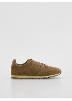 Reserved - Zamszowe sneakersy - beżowy ze sklepu Reserved w kategorii Buty sportowe męskie - zdjęcie 183753215