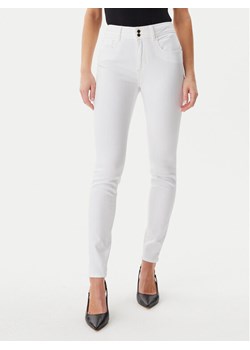 Guess Jeansy W5GA34D5N72 Beżowy Slim Fit ze sklepu MODIVO w kategorii Jeansy damskie - zdjęcie 183754185