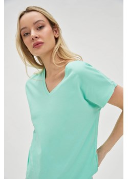 Bawełniany t-shirt z dekoltem w serek miętowy ze sklepu Moodo.pl w kategorii Bluzki damskie - zdjęcie 183758196