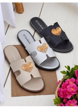 Royalfashion Damskie klapki na płaskiej podeszwie Heart Chic ze sklepu royalfashion.pl w kategorii Klapki damskie - zdjęcie 183762849