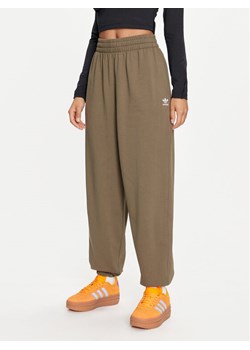 adidas Spodnie dresowe Essentials Fleece Boyfriend JIY9692 Khaki Loose Fit ze sklepu MODIVO w kategorii Spodnie damskie - zdjęcie 183765078