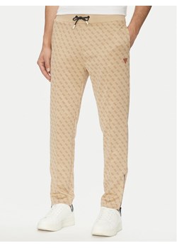 Guess Spodnie dresowe Korbin Z2BB05 FL04Q Beżowy Regular Fit ze sklepu MODIVO w kategorii Spodnie męskie - zdjęcie 183765145