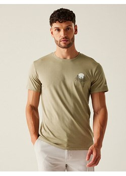 Regatta Koszulka &quot;Breezed V&quot; w kolorze khaki ze sklepu Limango Polska w kategorii T-shirty męskie - zdjęcie 183771245