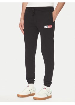 Tommy Jeans Spodnie dresowe Entry DM0DM20277 Czarny Slim Fit ze sklepu MODIVO w kategorii Spodnie męskie - zdjęcie 183778368