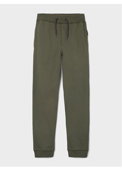 NAME IT Spodnie dresowe 13153684 Zielony Regular Fit ze sklepu MODIVO w kategorii Spodnie chłopięce - zdjęcie 183778467