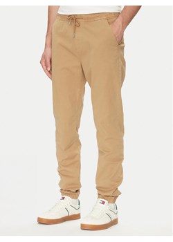 Tommy Jeans Joggery Austin DM0DM20283 Beżowy Slim Fit ze sklepu MODIVO w kategorii Spodnie męskie - zdjęcie 183778718