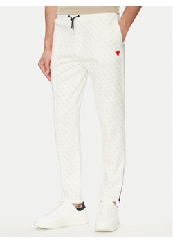 Guess Spodnie dresowe Korbin Z2BB05 FL04Q Écru Regular Fit ze sklepu MODIVO w kategorii Spodnie męskie - zdjęcie 183782458