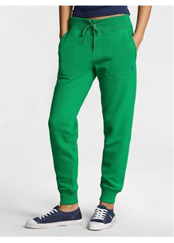 Polo Ralph Lauren Spodnie dresowe Mari 211839386031 Zielony Relaxed Fit ze sklepu MODIVO w kategorii Spodnie damskie - zdjęcie 183782516
