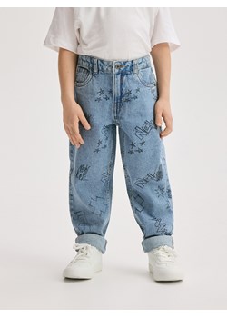 Reserved - Classic denim carrot z nadrukiem - niebieski ze sklepu Reserved w kategorii Spodnie chłopięce - zdjęcie 183785079