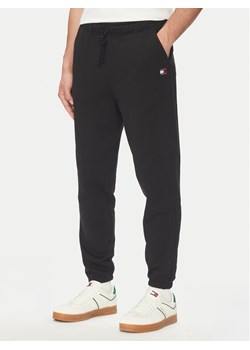 Tommy Jeans Spodnie dresowe Badge DM0DM20276 Czarny Regular Fit ze sklepu MODIVO w kategorii Spodnie męskie - zdjęcie 183788389