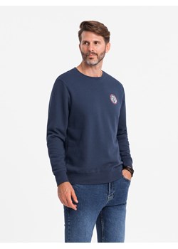 Nierozpinana męska dresowa bluza z naszywką w stylu college – granatowa V2 OM-SSNZ-0134 ze sklepu ombre w kategorii Bluzy męskie - zdjęcie 183801219