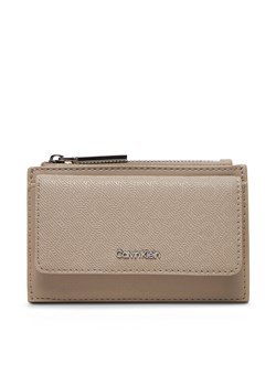 Etui na karty kredytowe Calvin Klein Ck Must Aop Cc Holder W Zip LV04F1036G Beżowy ze sklepu eobuwie.pl w kategorii Etui - zdjęcie 183807446