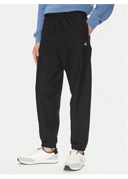 Calvin Klein Jeans Spodnie dresowe Premium LV04RC279G Czarny Regular Fit ze sklepu MODIVO w kategorii Spodnie męskie - zdjęcie 183813468