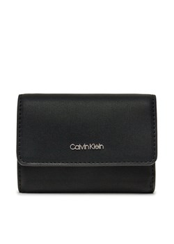 Calvin Klein Portfel damski Ck Must Small Trifold W/Zip LV04F1030G Czarny ze sklepu MODIVO w kategorii Portfele damskie - zdjęcie 183813657
