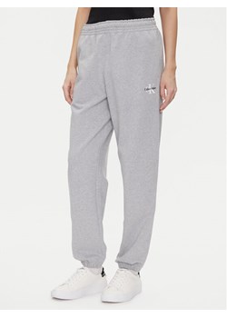 Calvin Klein Jeans Spodnie dresowe Monologo LV047B235G Szary Regular Fit ze sklepu MODIVO w kategorii Spodnie damskie - zdjęcie 183813909