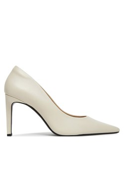 Calvin Klein Szpilki Pump 90 Pointy Hw Bar Lth HW0HW02527 Beżowy ze sklepu MODIVO w kategorii Czółenka - zdjęcie 183813936