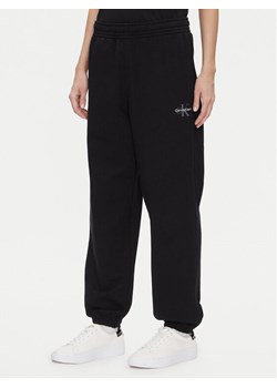 Calvin Klein Jeans Spodnie dresowe Monologo LV047B235G Czarny Regular Fit ze sklepu MODIVO w kategorii Spodnie damskie - zdjęcie 183813955