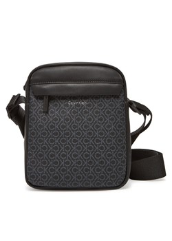 Calvin Klein Saszetka Ck Must Mono Reporter S LV04D3089G Czarny - id: 8719849865429 - marki Calvin Klein - 183814007 Calvin Klein Saszetka Ck Must Mono Reporter S LV04D3089G Czarny ze sklepu MODIVO w kategorii Torby męskie - zdjęcie 183814007