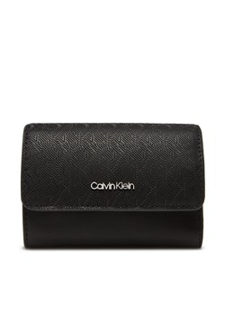 Calvin Klein Portfel damski Ck Must Aop Small Trifold W Zip LV04F1038G Czarny ze sklepu MODIVO w kategorii Portfele damskie - zdjęcie 183814156