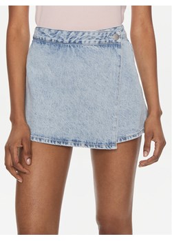 Calvin Klein Jeans Spódnica jeansowa J20J222802 Niebieski Regular Fit ze sklepu MODIVO w kategorii Spódnice - zdjęcie 183814378