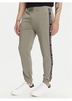 Guess Spodnie dresowe Z2YB19 K6ZS1 Khaki Regular Fit ze sklepu MODIVO w kategorii Spodnie męskie - zdjęcie 183814598