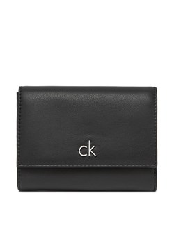 Calvin Klein Mały Portfel Damski Ck Re-Lock Medium Trifold LV04F1035G Czarny ze sklepu MODIVO w kategorii Portfele damskie - zdjęcie 183814877
