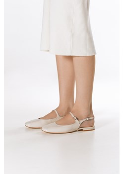 Estro: Jasnobeżowe sandały damskie na płaskim obcasie typy slingback ze sklepu Estro w kategorii Balerinki - zdjęcie 183839686