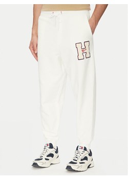 Tommy Jeans Spodnie dresowe Towel Patch DM0DM21277 Écru Regular Fit ze sklepu MODIVO w kategorii Spodnie męskie - zdjęcie 183851739