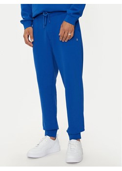 United Colors Of Benetton Spodnie dresowe 342ZUF01B Niebieski Regular Fit ze sklepu MODIVO w kategorii Spodnie męskie - zdjęcie 183851768