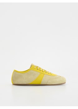 Reserved - Zamszowe sneakersy - jasnożółty ze sklepu Reserved w kategorii Buty sportowe damskie - zdjęcie 183855845
