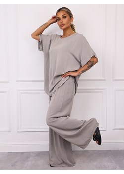 KOMPLET T-SHIRT OVERSIZE+ SPODNIE Z GUMĄ W PASIE- SZARY ze sklepu olika.com.pl w kategorii Komplety i garnitury damskie - zdjęcie 183858348