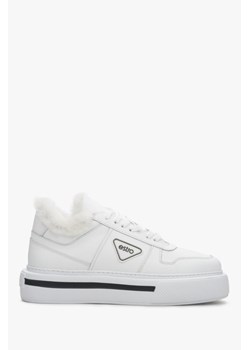 Estro: Białe ocieplane sneakersy damskie ze skóry naturalnej z futerkiem ze sklepu Estro w kategorii Trampki damskie - zdjęcie 183859255