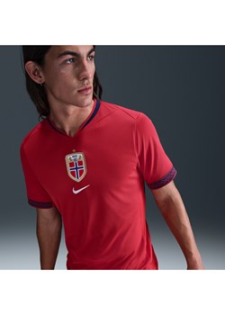Męska koszulka piłkarska Nike Dri-FIT Norwegia Stadium 2025 (drużyna kobiet) (wersja domowa) – replika - Czerwony ze sklepu Nike poland w kategorii T-shirty męskie - zdjęcie 183860368