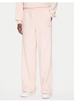 Calvin Klein Jeans Spodnie dresowe LV047C249G Różowy Regular Fit ze sklepu MODIVO w kategorii Spodnie damskie - zdjęcie 183862856