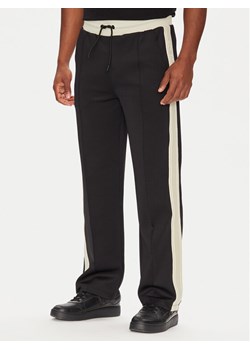 Guess Spodnie dresowe Z5YB14 KCRU2 Czarny Regular Fit ze sklepu MODIVO w kategorii Spodnie męskie - zdjęcie 183862948