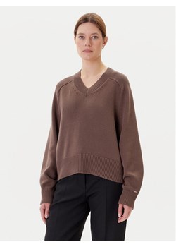 Tommy Hilfiger Sweter WW0WW45700 Brązowy Regular Fit ze sklepu MODIVO w kategorii Swetry damskie - zdjęcie 183867318