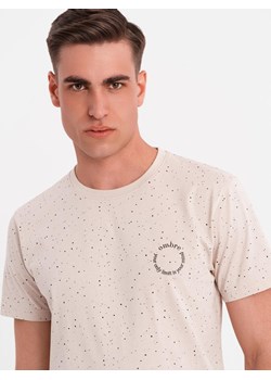 Męski bawełniany t-shirt z nadrukiem i okrągłym dekoltem – beżowy V2 OM-TSFP-0186 ze sklepu ombre w kategorii T-shirty męskie - zdjęcie 183875896