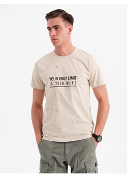 T-shirt męski z nadrukiem i okrągłym dekoltem – kremowy V2 OM-TSFP-0187 ze sklepu ombre w kategorii T-shirty męskie - zdjęcie 183876058